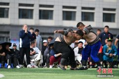 内蒙古学生搏克锦标赛：选手激烈角逐